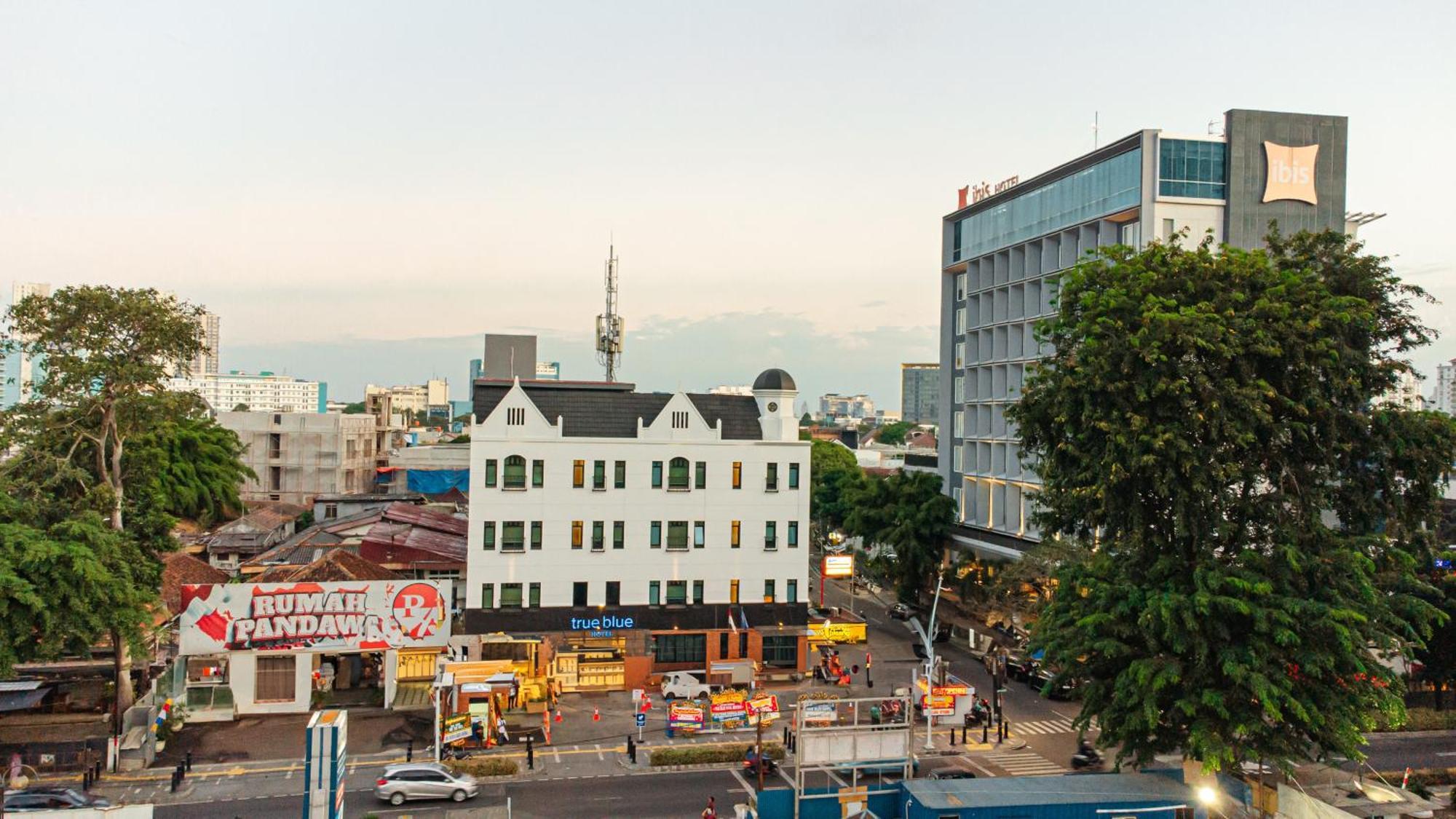 True Blue Hotel Menteng ジャカルタ エクステリア 写真